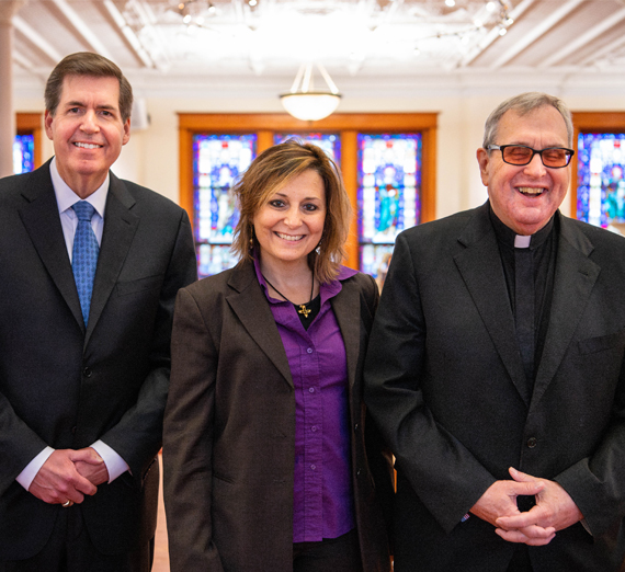 Vista aérea del campus que muestra el College Hall y las agujas de St. Aloysius