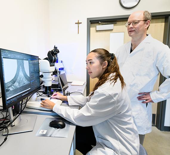 Los estudiantes exploran opciones sostenibles para asientos en aeronaves de Boeing.